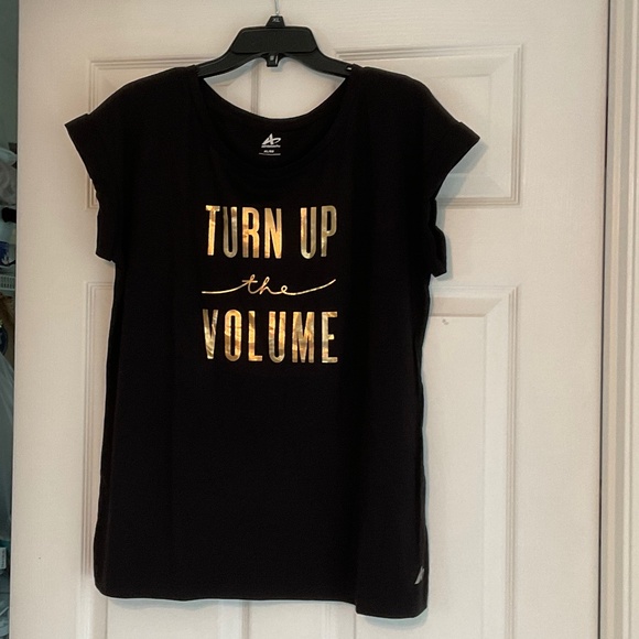 size XL, bust is up to 44 inches, turn up the volume shirt - Picture 5 of 8